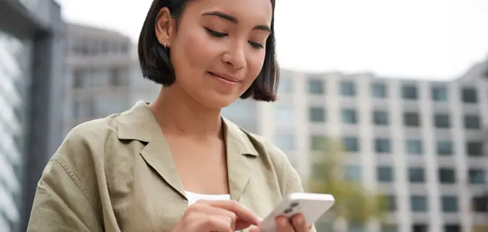 How Qatar Residents Can Shop Smarter With AlCoupon Mobile phone user